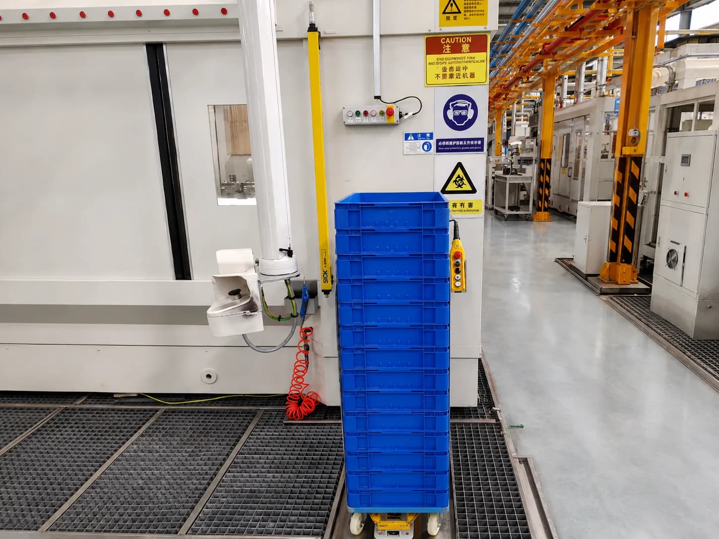 Grating operating platform for anti-slip standing area beside production equipment