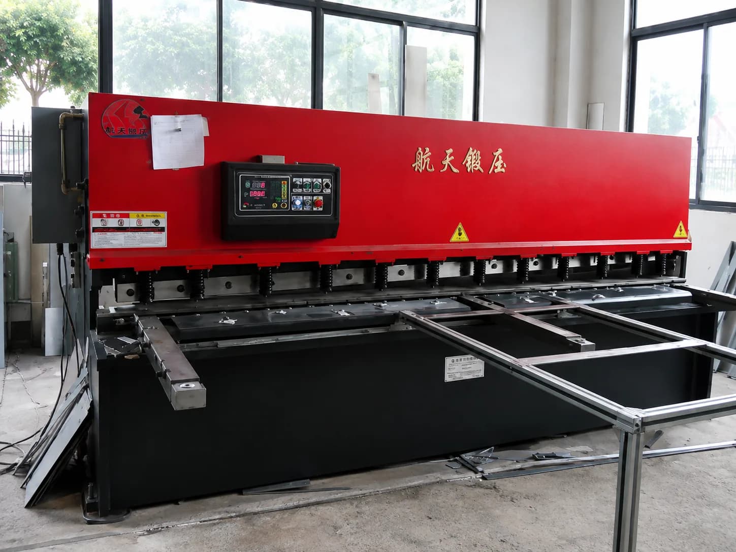 Guillotine shearing machine for sheet metal processing