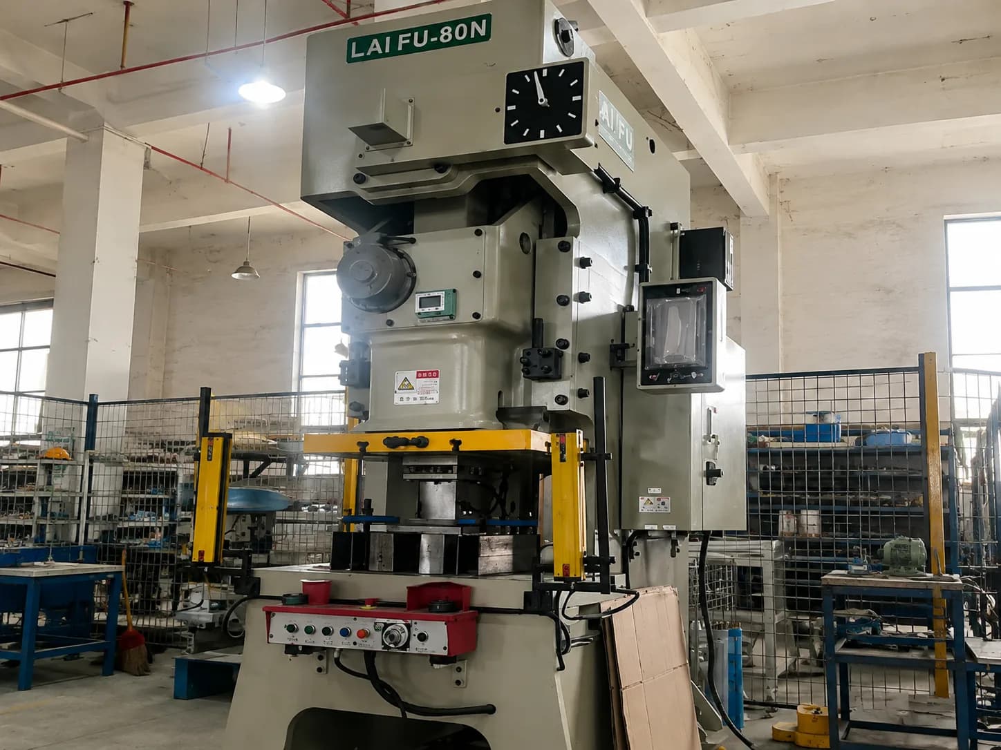 Mechanical or hydraulic press for industrial manufacturing